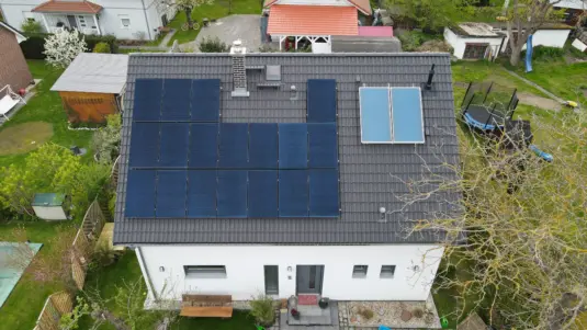 dach mit solarpanel