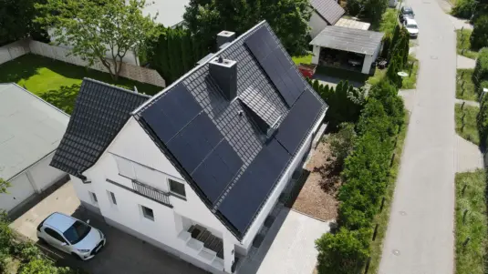 haus mit solaranlage